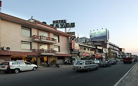 Hotel Waves Mahipalpur